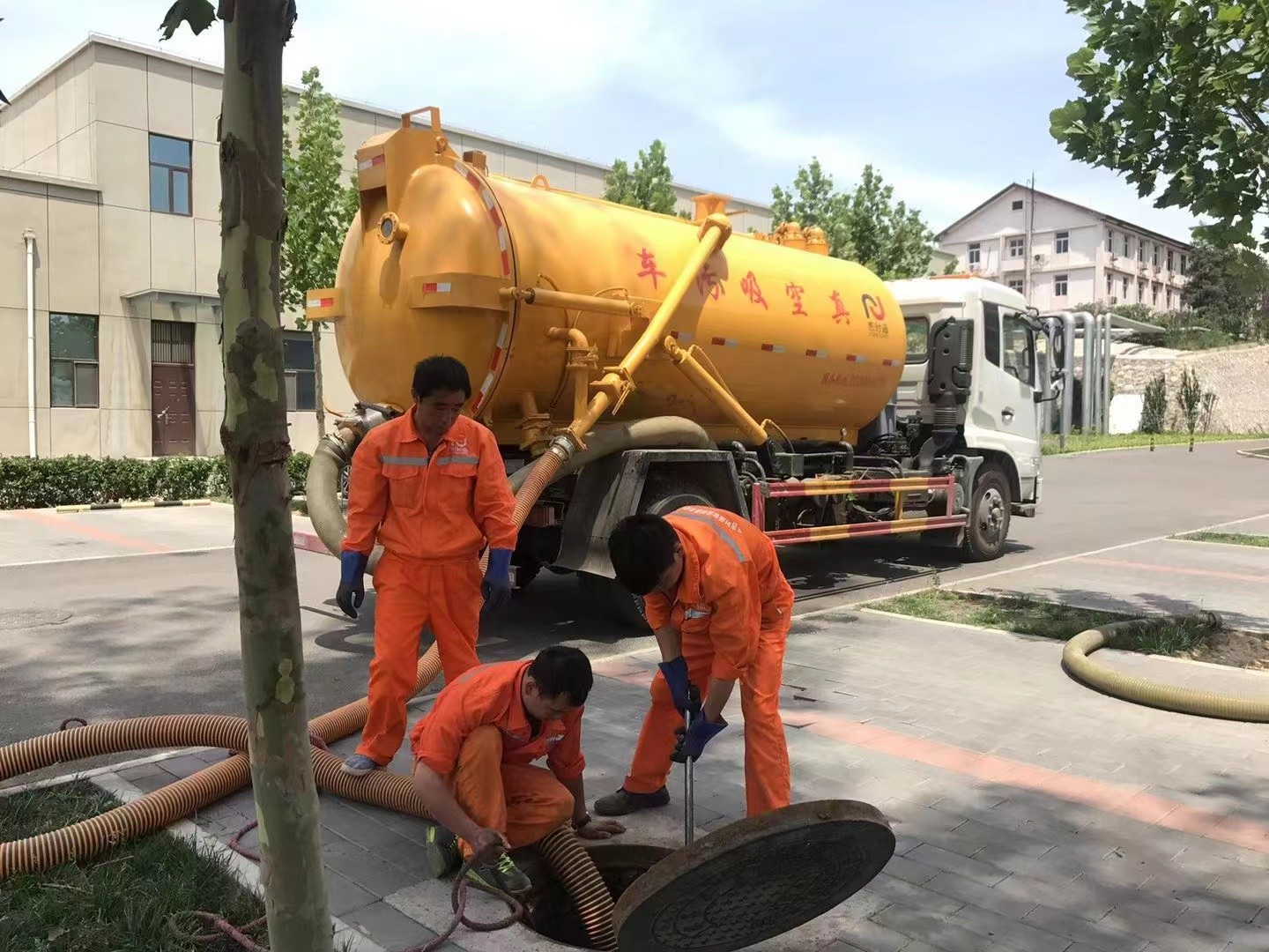 中山管道疏通车停在窨井附近