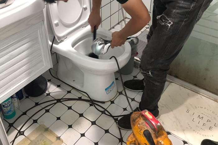 中山马桶堵塞自己疏通还是找师傅?专业上门服务让你省时更省心